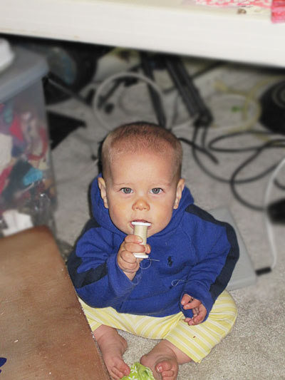 Nolan_chewing_thread